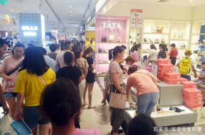 安徽六安:大型商场打折促销至凌晨,上万顾客分批进场抢购日用品