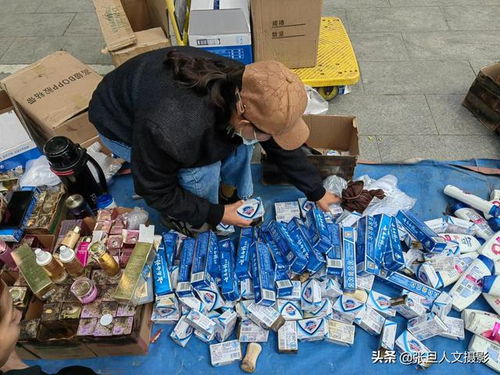 一地摊卖被烧过的日用品挺火,难道是一种新的营销方式 值得佩服